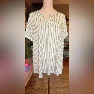 Flower & Feathers Multicolored V-Neck Boxy Top